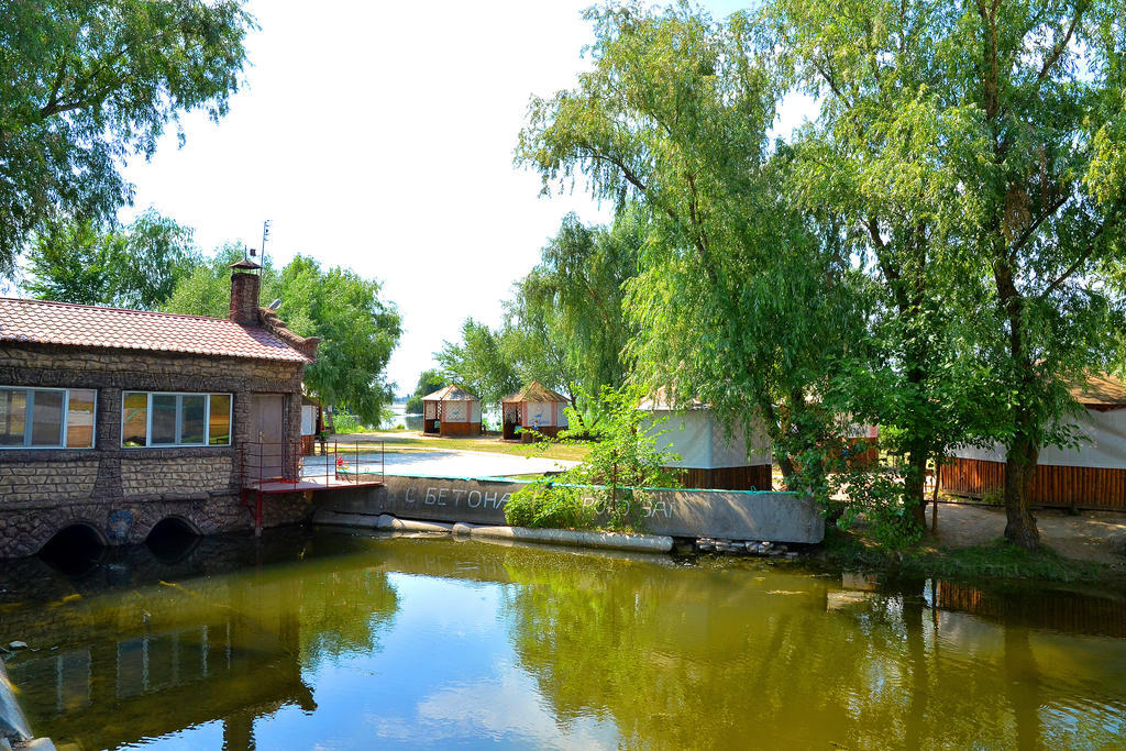 Slavutich Hotel Nova Kachovka Eksteriør billede